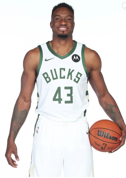 Trở lại Bucks! Ảnh trang điểm của Antetokounmpo được đăng trên phương tiện truyền thông xã hội: Chươ