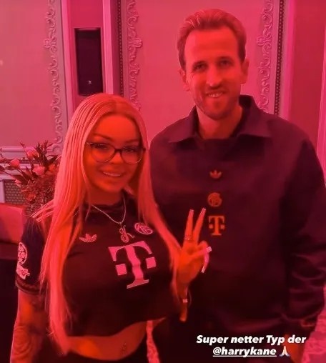 Ca sĩ nữ gợi cảm tham dự bữa tối Bayern và đăng một bức ảnh với Kane: Guy tuyệt vời