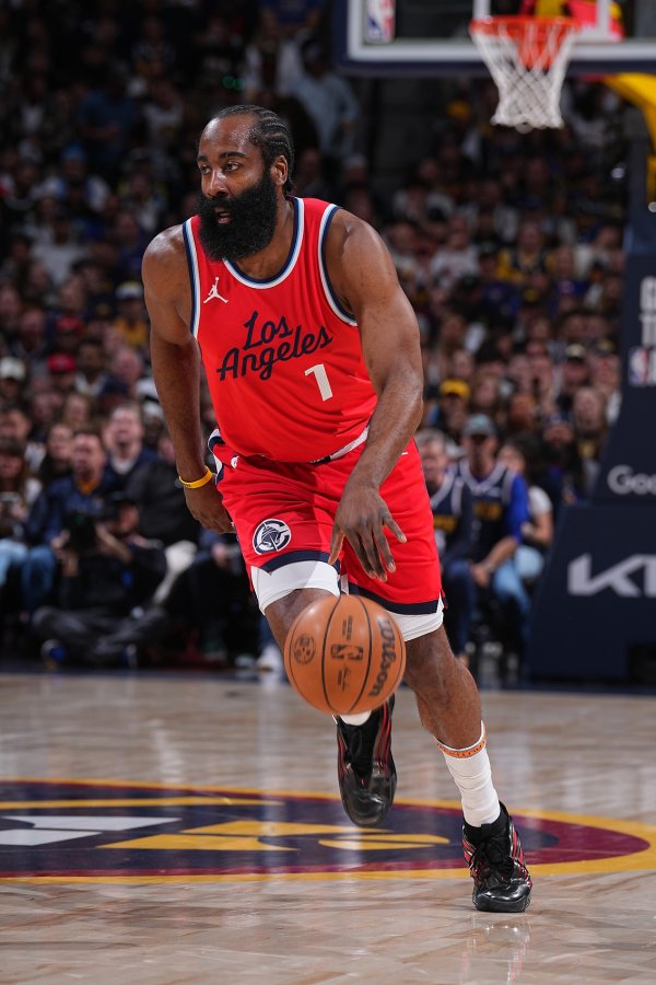 Zhang Jiawei: Harden đã ghi 17 bàn hôm nay, 6 trong số đó được thực hiện sau khi dứt điểm bằng tay p